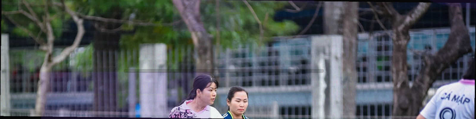 米白纸张表面微距纹理，可见纤维与轻微压痕